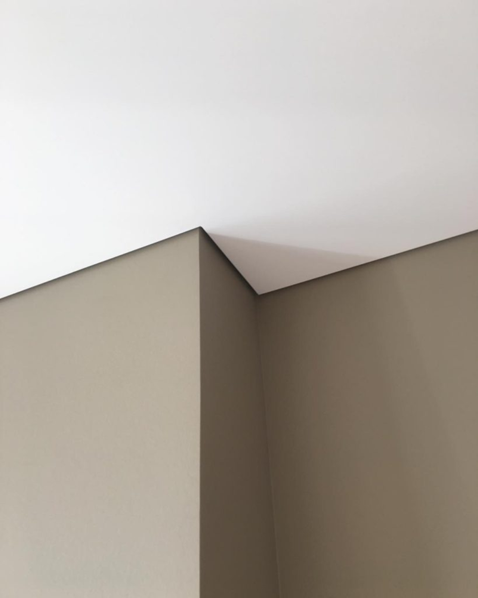 теневое примыкание. натяжной потолок стык со стеной. еврокраб теневой профиль натяжные потолки. профиль eurokraab с подсветкой. теневое примыкание.