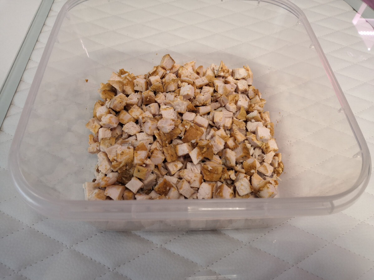 Если готовлю не на праздничный стол, то делаю в контейнере. И слои удобно выкладывать, и хранить в дальнейшем