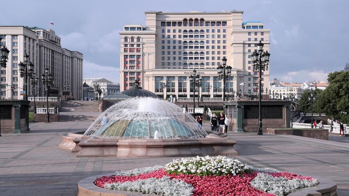    Манежная площадь в Москве. На дальнем плане в центре гостиница Four Seasons Hotel Moscow© РИА Новости / Виталий Белоусов