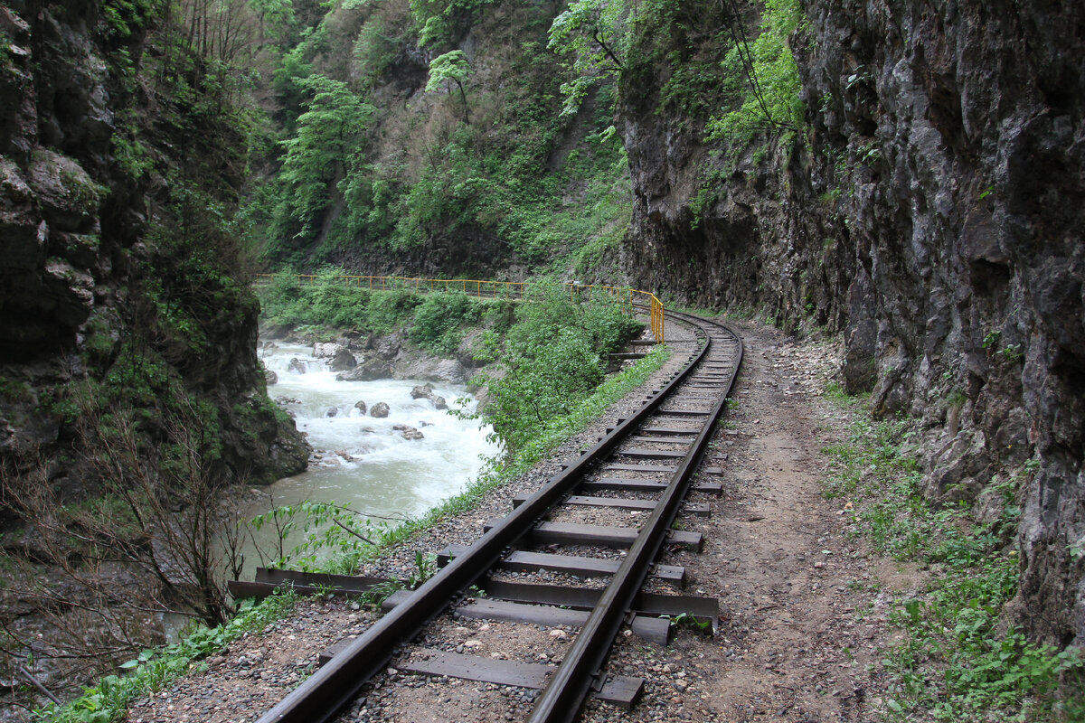 Узкоколейка по Гуамскому ущелью. Самое начало дороги из Гуамки. Еще пара поворотов и  в русле Курджипса вы увидите упавший в реку тепловоз. Фото автора.