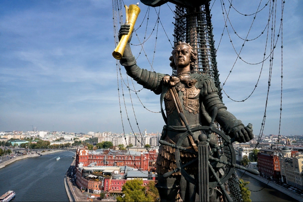 Памятник петру где находится. Памятник Петру 1 в Москве Церетели. Скульптура Петра 1 Церетели в Москве. Зураб Церетели памятник Петру 1. Зураб Церетели Петр 1.