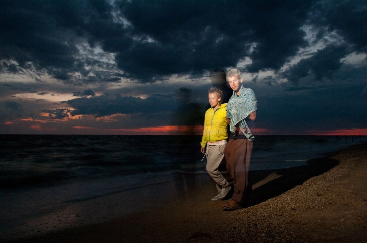 Это фото сделано в 2011 году. На снимке видно, как черные тени прошлого бегут вслед за нами, обгоняя нас. (фото из личного архива)