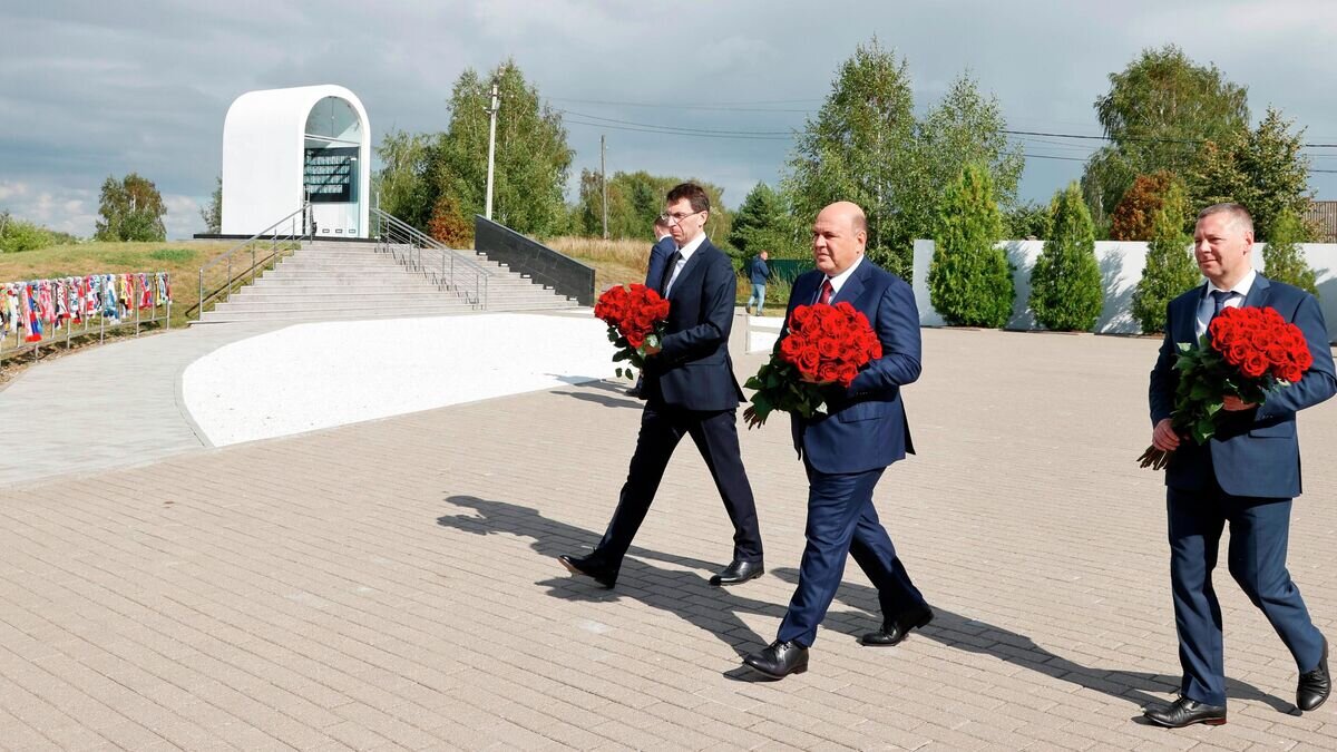    Председатель правительства РФ Михаил Мишустин на церемонии возложения цветов к Мемориалу памяти хоккейного клуба "Локомотив" в Ярославле© РИА Новости / Дмитрий Астахов