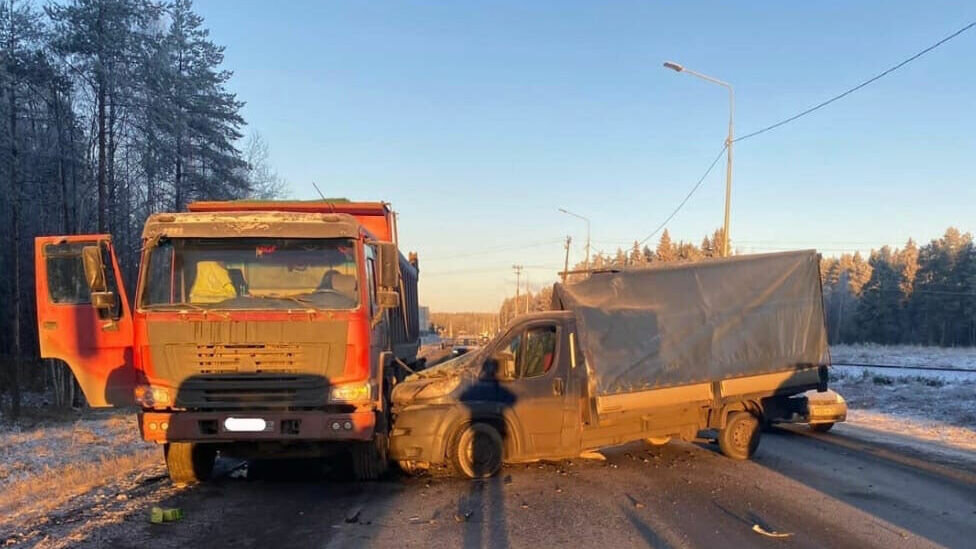     Два транспортных средства полностью перекрыли дорогу недалеко от карельской столицы. Подробности рассказали в пресс-службе ГИБДД.