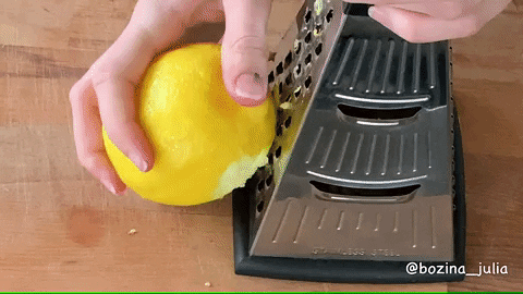 Снимаем цедру с лимонов