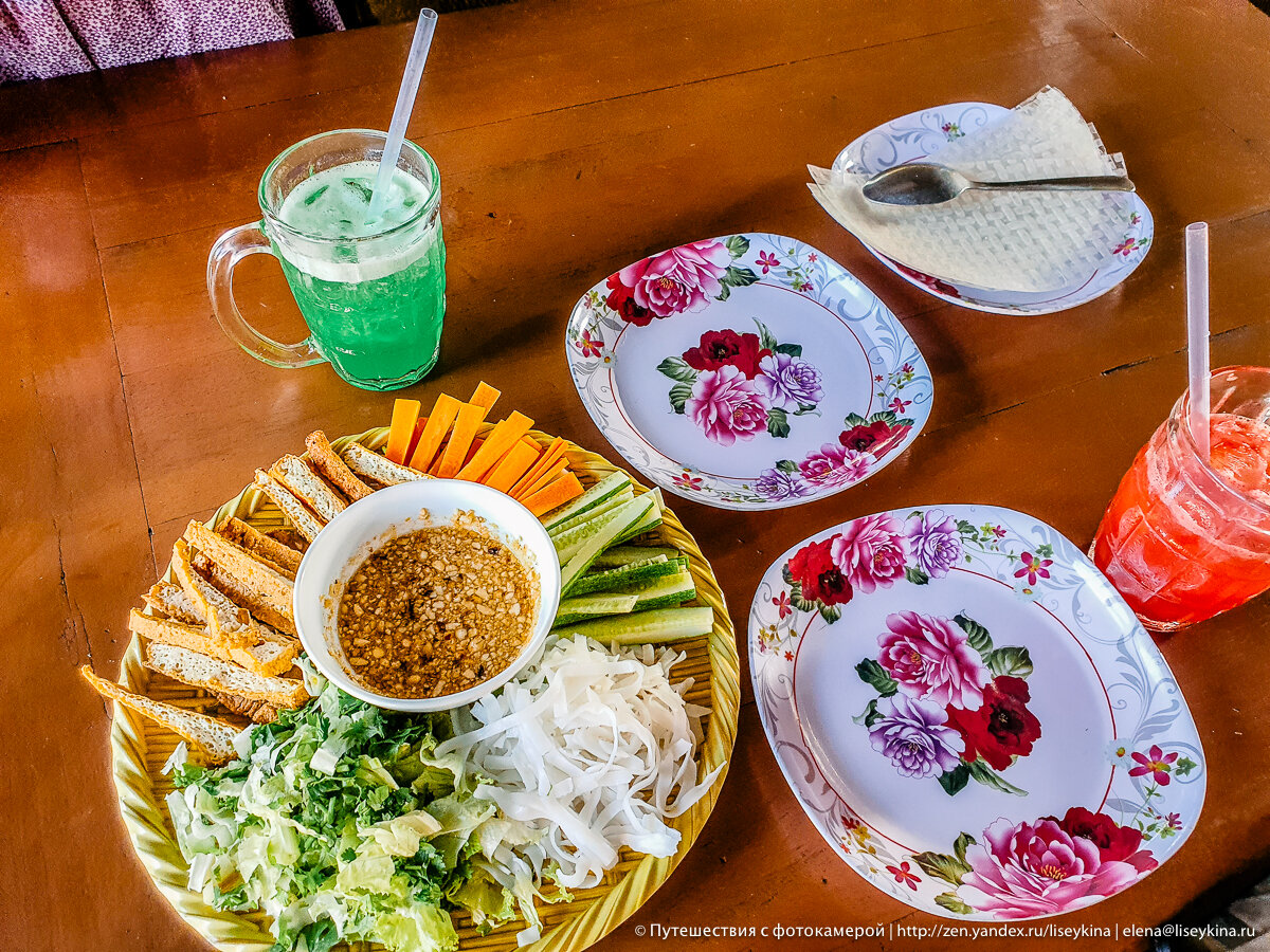 Пошли в одно из самых популярных кафе на острове Фукуок, а еду принесли в виде отдельных ингридиентов и блюдца с водой