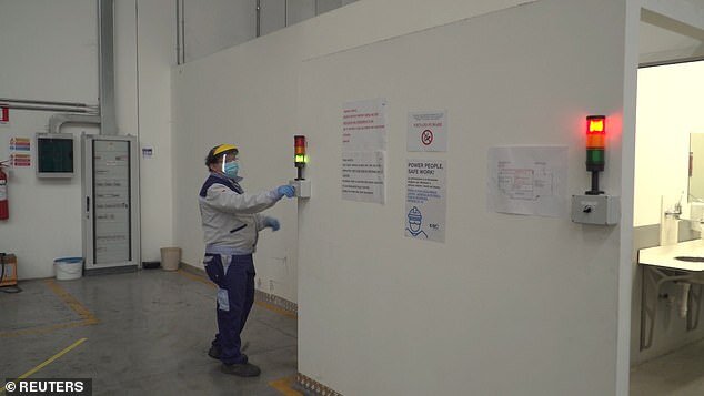 Перед тем как войти в туалет, работник смотрит какой сигнал светофора горит, если зеленый значит можно войти.