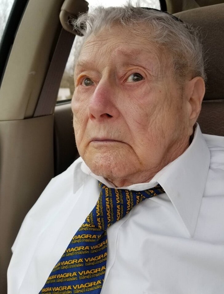 Старик на скамейке. Дед достаться. Дедушка с бородой. Бородатый старик. Пожилой с бородой.