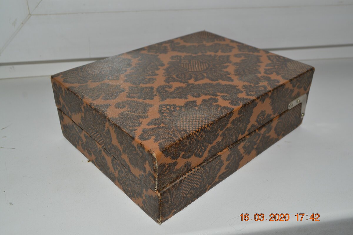 Вот в такой «расписной» шкатулочке хранится десертный набор ложек моей бабушки