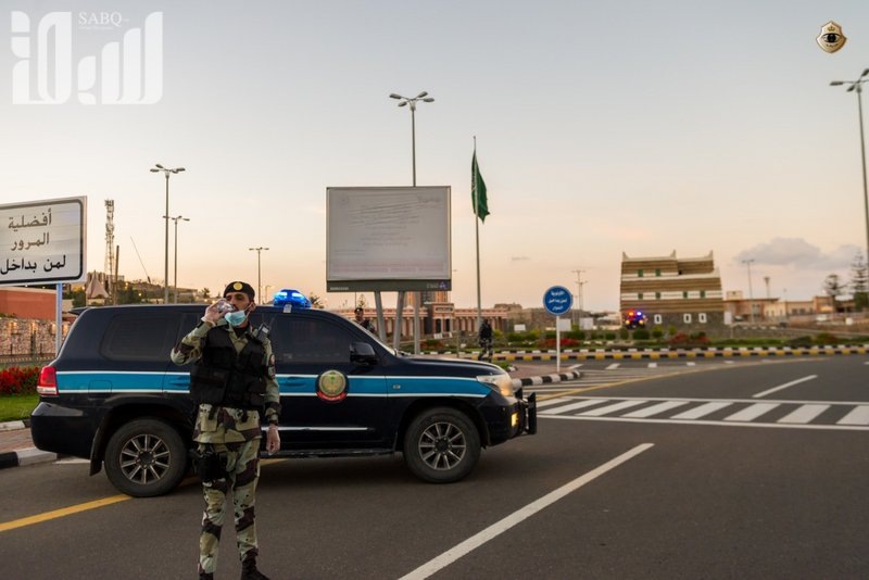 Вечером в пятницу, в первый день Благословенного месяца Рамадан, фотокорреспондент «Сабк» запечатлел момент ифтара сотрудников сил безопасности в провинциях Асир и Наджран в то время когда они несут службу по поддержанию комендантского часа в соотвествии с указом Служителя Двух Святынь Короля Салмана бин Абдулазиза ал Сауд, да хранит его Аллах, для предотвращения распространения в Королевстве коронавируса. 