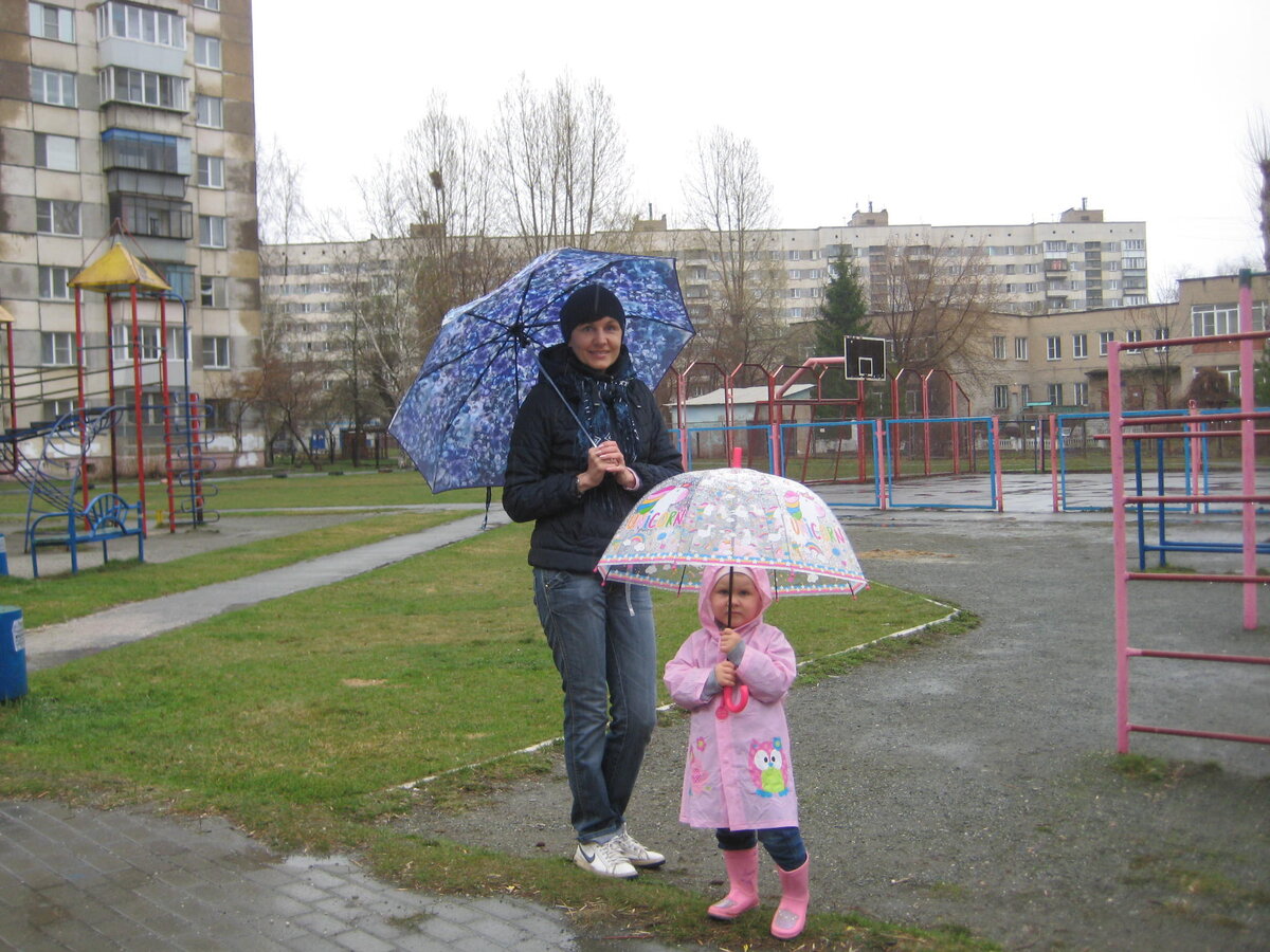Дождь накрапывает, а мы гуляем ))