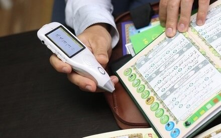 Ручка умеет произносить суры на разных языках ,в том числе и на русском. Коран всегда идет в комплекте.