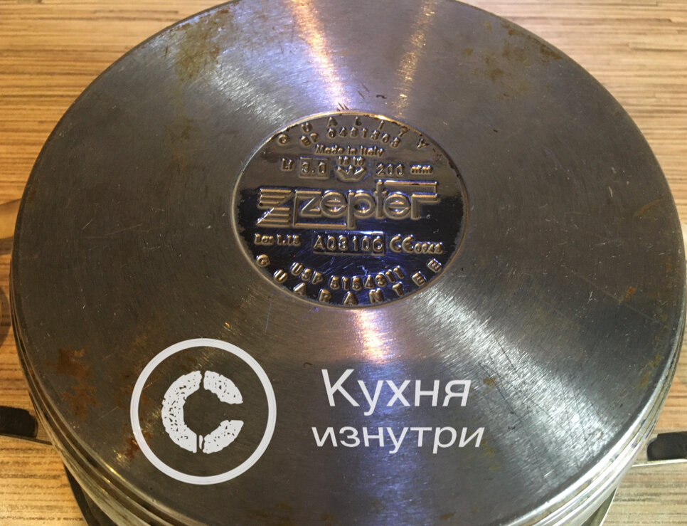 Все пятнышки отмываются шуманитом или специальным средством в комплекте.