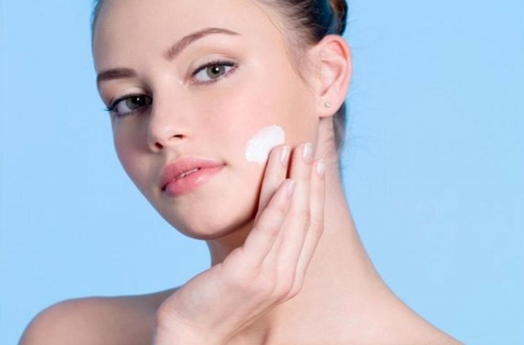 Пирпировиноградный пилинг. Броссаж для лица. Красивая девушка косметология. Женская красота и здоровье. Красивая кожа лица.