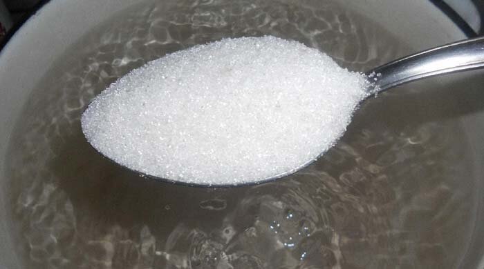 Готовим сусло: смешиваем сахар и воду.