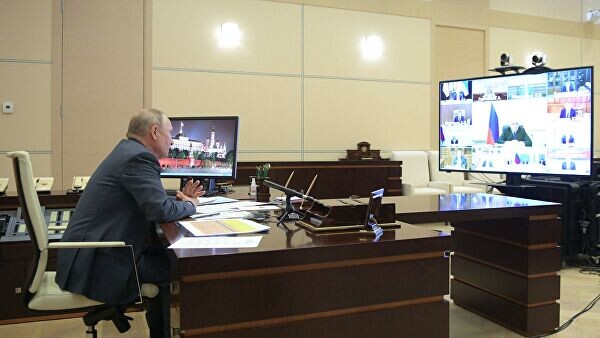 Президент РФ Владимир Путин проводит оперативное совещание с постоянными членами Совета безопасности РФ