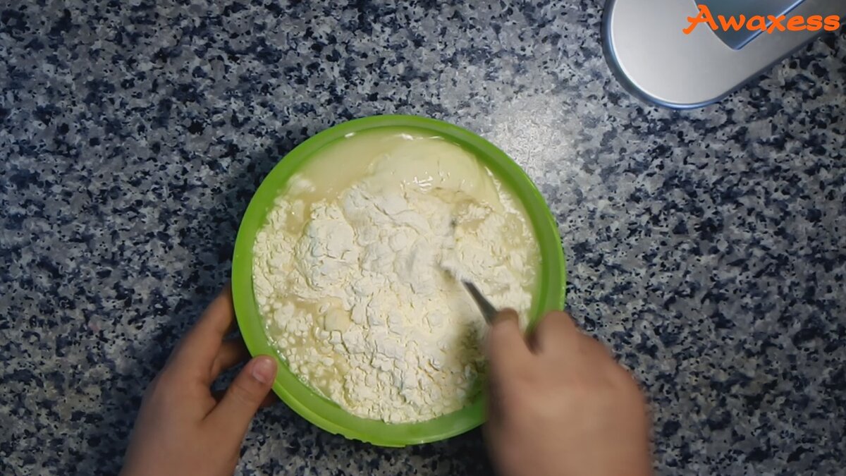 В муку добавить соль и воду. Замесить тесто.