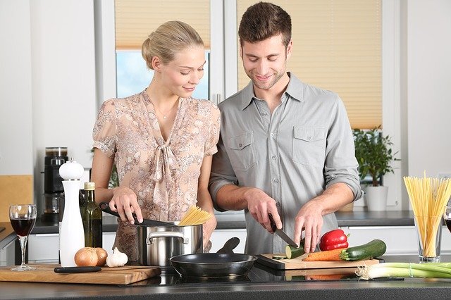 Обязана ли жена лично готовить еду для своего мужа?