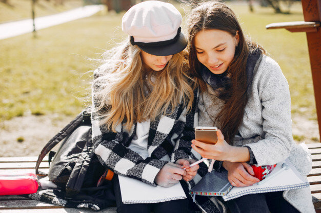 https://ru.freepik.com/free-photo/two-pretty-girls-in-a-summer-park_4578593.htm