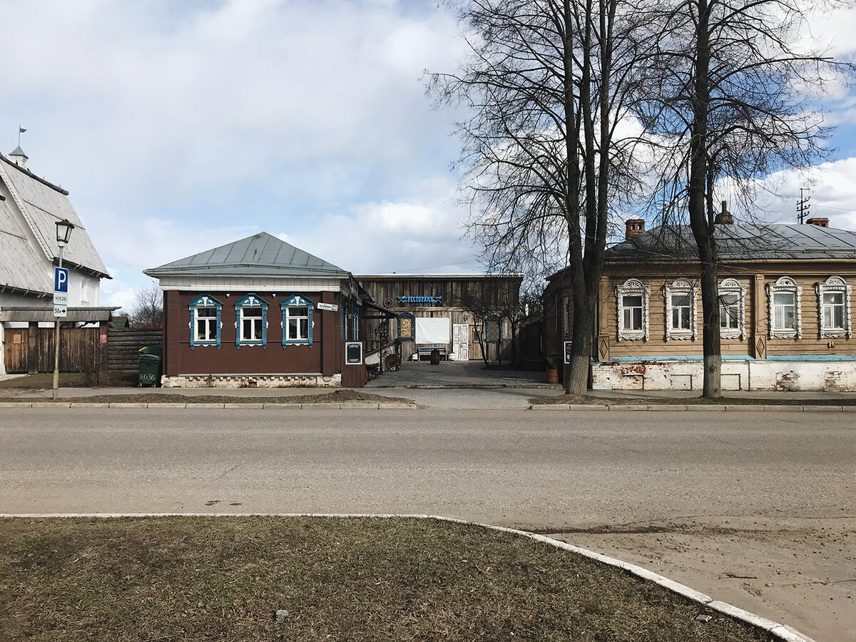 Многие кафе в центре расположены в отреставрированных деревянных домах. Раньше здесь кипела жизнь, а теперь слышен только шум от изредка проезжающих машин.