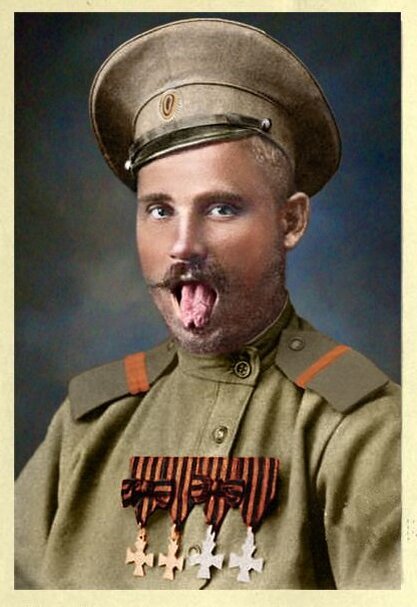 Многие фотографы просили Алексея Макуху позировать с высунутым языком.