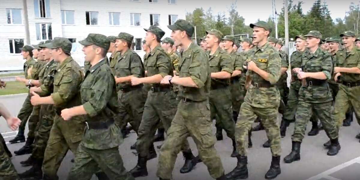 Перефразируя Маяковского, скажу: Вокалом можешь не владеть, но песню в строе петь обязан!