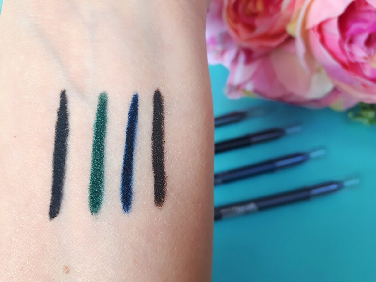 На фото карандаши в черном, изумрудном (зеленом), синем и графитовом (сером) оттенках. Красивые глубокие цвета. Черный покупала дважды.