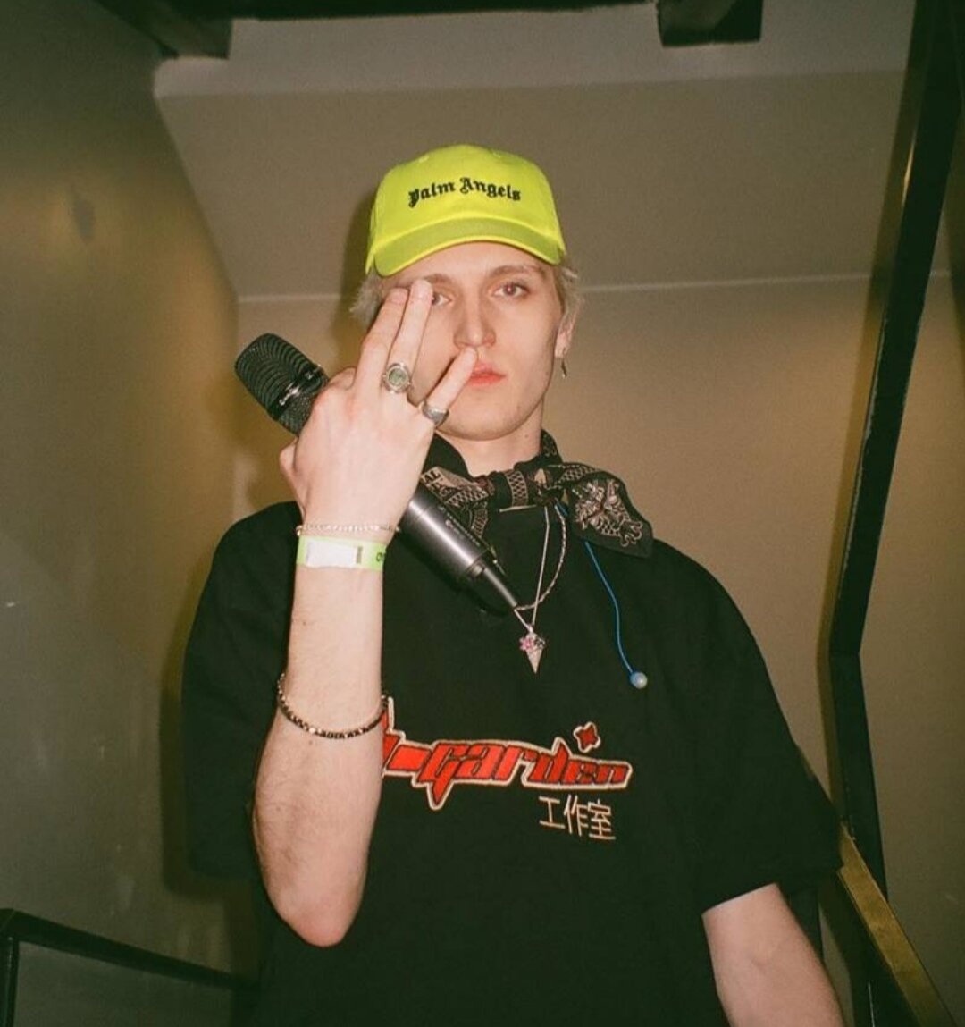 В детские годы Роберт жил в Латвии .