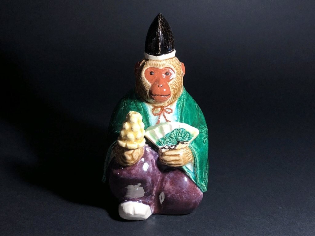 Обезьяна в костюме Самбасо. Народная керамическая фигурка, Япония