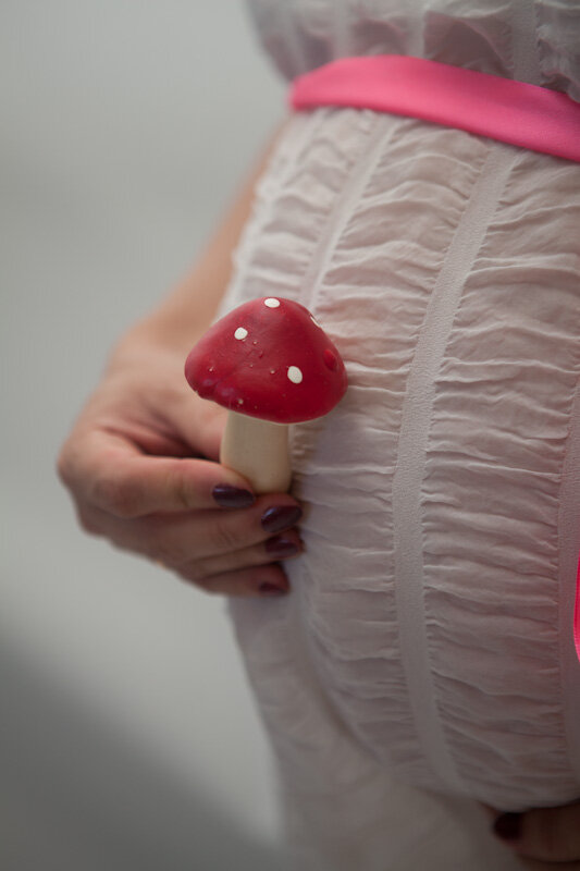 Первый вопрос будущей матери, который она задаёт себе, как только появляются первые признаки беременности : "Беременна ли я на самом деле?". Никакие из ранних признаков беременности  не  являются стопроцентным подтверждением возникновения беременности. Различные симптомы беременности- это только указатели, на которые необходимо обращать внимание. И так, рассмотрим эти признаки возможного наступления беременности.                                                                             ОТСУТСТВИЕ МЕНСТРУАЦИИ. Отмечается во время беременности от начала и до её завершения. Однако, может быть много и других причин : длительные путешествия, усталость. панический страх, гормональные нарушения, экстремальная полнота или похудение, кормление грудью. Если у вас уже есть ребёнок и вы кормите грудью, то беременность может наступить не зависимо от того, начался ли у вас менструальный цикл после родов.                                                                                                                                                        ТОШНОТА . По утрам или в другое время появляется через 2-8 недель после оплодотворения. Но её могут также вызвать: пищевое отравление, инфекция и другие заболевания.                                                                                                                                                                ЧАСТОЕ МОЧЕИСПУСКАНИЕ. Наблюдается обычно с 6-8-й недели после оплодотворения. Это явление может быть не у всех на начальных сроках беременности. Также это может быть из-за воспаления мочевыводящих путей, мочегонными средствами, диабетом.                                                                                                                                                                    ПРИПУХЛОСТЬ ГРУДИ. Тяжесть, нервная дрожь и повышенная чувствительность груди появляются уже через несколько дней после оплодотворения. Однако, причинами этого могут послужить противозачаточные таблетки или приближающаяся менструация. ПОТЕМНЕНИЕ ОРЕОЛОВ СОСКОВ. Наблюдается в первом триместре беременности. Но это может произойти из-за гормонального равновесия или быть следствием предыдущей беременности. У некоторых женщин не меняется цвет ореолов. УСИЛЕННЫЙ АППЕТИТ. Появляется в первом триместре . Но, причинами такого аппетита могут быть : несоответствующая диета, стресс, приближение к менструации.                                                                                                                                                     ПОТЕМНЕНИЕ ЛИНИИ ОТ ПУПКА .Потемнение линии  до лонного бугорка появляется на 4-5 месяце беременности. Оно может быть следствием предыдущей беременности. Отсутствие гормонального равновесия. У многих женщин отсутствует темная линия во время беременности. Может появиться после родов.                                                             ПУЛЬСАЦИЯ В ПУПКЕ. Это народный признак беременности. Именно по нему я определяла свои беременности. Надо лечь ровно на спину и немного согнуть ноги в коленях.Указательный и средний пальцы одной руки вместе положить на пупок слегка надавливая. Если идёт сильная пульсация значит беременность наступила.                                            Если многие признаки беременности у вас совпали, значит лучше сделать тест на беременность и быть уверенной. Не стоит покупать самые дорогие, которые показываю сколько недель и даже какого пола . Это всё вы узнаете на приёме первого узи. На осмотре гинеколог точно скажет вам наступила ли беременность или нет. РЫХЛОСТЬ МАТКИ. И её шейки появляется на 2-8 неделе после оплодотворения. УВЕЛИЧЕННАЯ МАТКА. Наблюдается на 8-12 неделе . Увидеть эмбрион или пузырёк ( подтвердить беременность) вы можете на ультразвуковом исследовании уже на 4-6-й неделе беременности. Так же вам необходимо будет сдать первые анализы : анализ мочи ( обнаруживает гормон hCG до 7-10 дней после оплодотворения), анализ крови ( обнаруживает беременность со 100 % точностью путём измерения содержания hCG в крови).