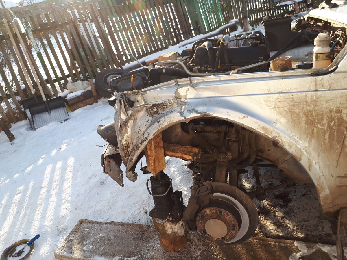 крыло срежу не полностью, а на 2/3. чтобы не снимать дверь и сравять цвет после покраски