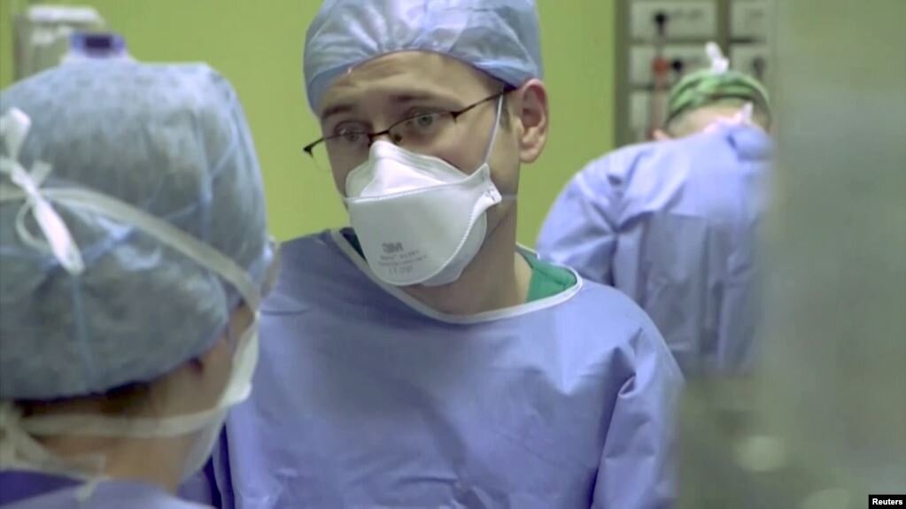 Во всем мире медики жалуются на нехватку защитных средств