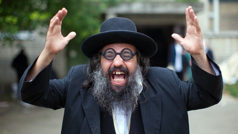 Еврей: - Скажите, сколько стоят номера в вашем отеле?
Администратор:  - На первом этаже - 60 евро, на втором - 50, на третьем - 40, на четвертом - 30.
Еврей: - Нет, спасибо, ваш отель недостаточно высок для меня.