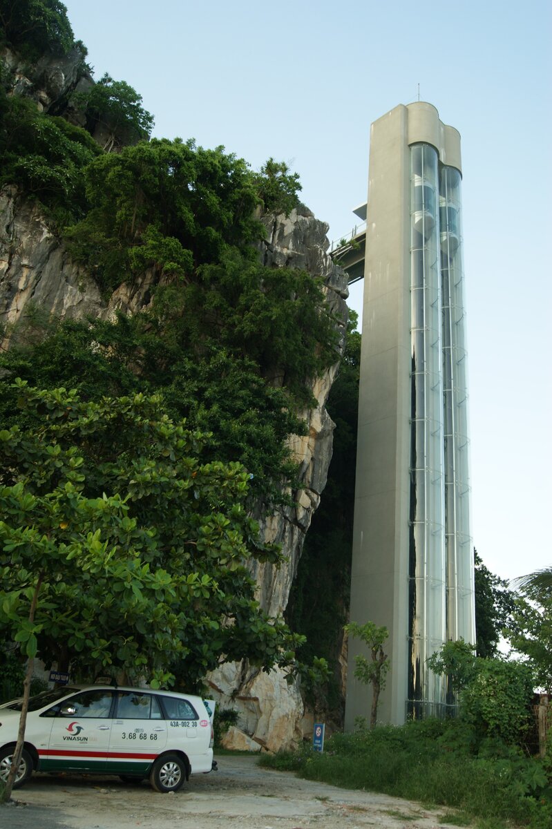 Для тех, кто не привык к трудностям, ведь ступеней там многовато, этот лифт поднимает в отдел Мраморных гор, в местечко под названием "рай".