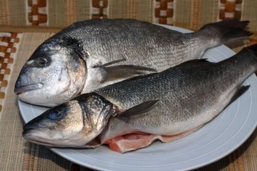     Для начала, разберемся с сортами. Их для настоящей буйабес желательно иметь не менее 5-6 разновидностей. Причем, по возможности, именно средиземноморских. Попытайтесь, если вы твердо решили сварить настоящую буйабес, запастись именно таким набором. В классическом варианте должны присутствовать морской скорпион, солнечник, морской петух. Подойдут сибас, дорадо, морской черт, барабулька, морской угорь. Но это уж – как получится. Рыбу, естественно, надо в первую очередь почистить и разделать. Впрочем, мелочь можно использовать и целиком, удалив жабры. А крупную разделываем на филе, отложив в сторону головы, хвосты и хребты.    