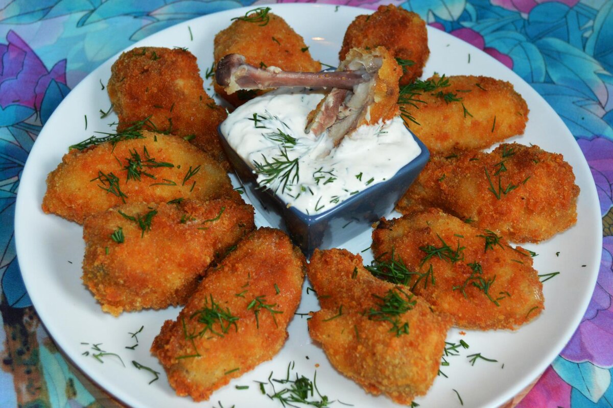 кусочки курочки. жареное куриное филе на сковороде. филе куриное. кусочки жареной курицы. кусочки курицы обжаренные.