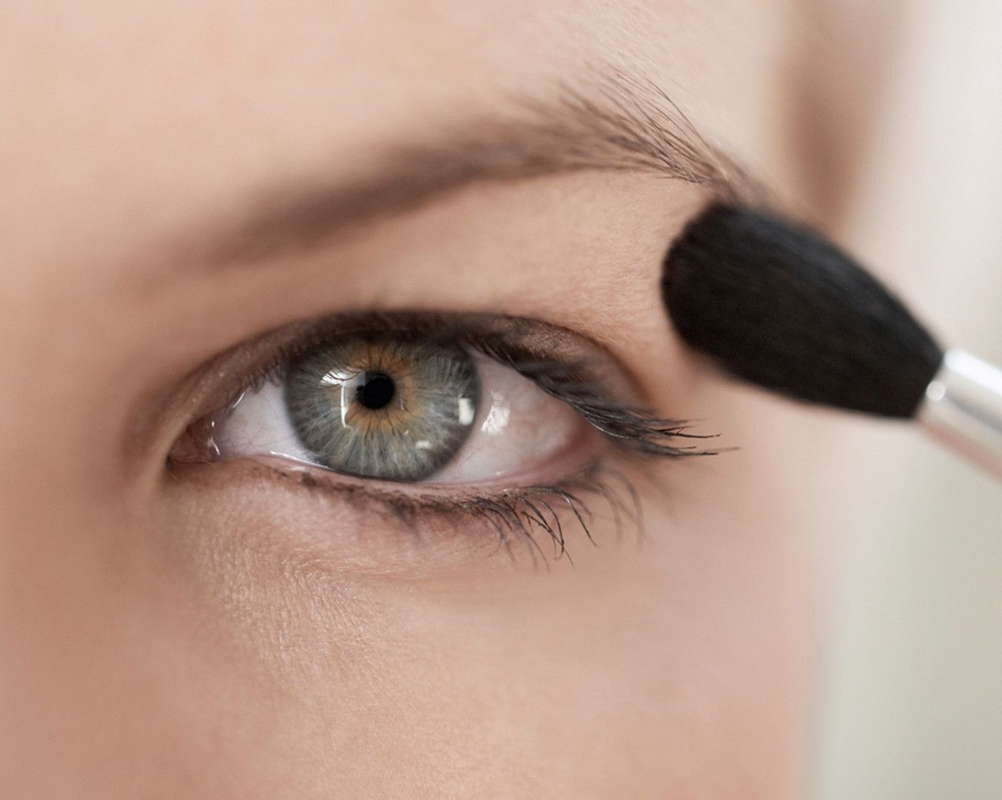 Источник фото: https://aptecki.net/wp-content/uploads/2020/02/makiyazh-dlya-navisshego-veka.jpg