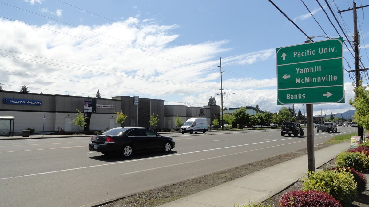 Так сейчас выглядит одна из главных улиц небольшого американского городка в штате Орегон на западе США. Одноэтажная она. Америка.