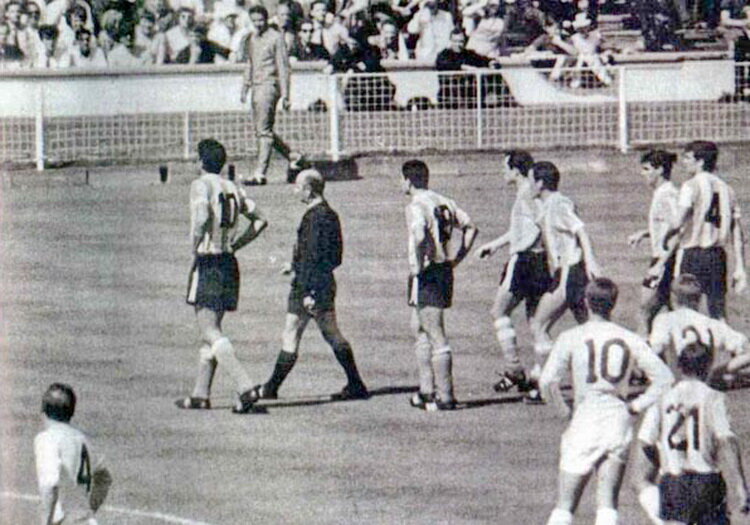 Эпизод матча между сборными Англии и Аргентины. Судья Рудольф Крайтлян пытается пояснить Антонио Раттину о том, что он удален и должен покинуть поле. Фото из открытых интернет-источников.