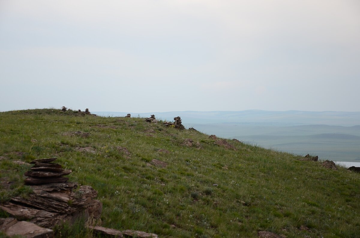 Степь, "утыканная камнями", - как в тексте, только без далёкого поля подсолнечника. Фото из личного архива автора.