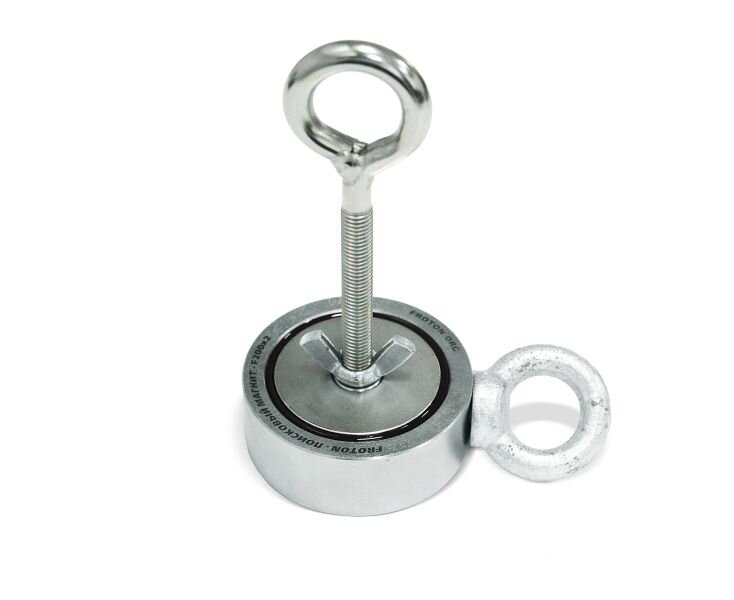 Поисковые магниты FROTON выполнены в цельнометаллическом фрезерованном корпусе с вклеенным неодимовым магнитом из сплава NdFeB 48. Корпус покрыт защитным слоем цинка, а сам магнит никелем.