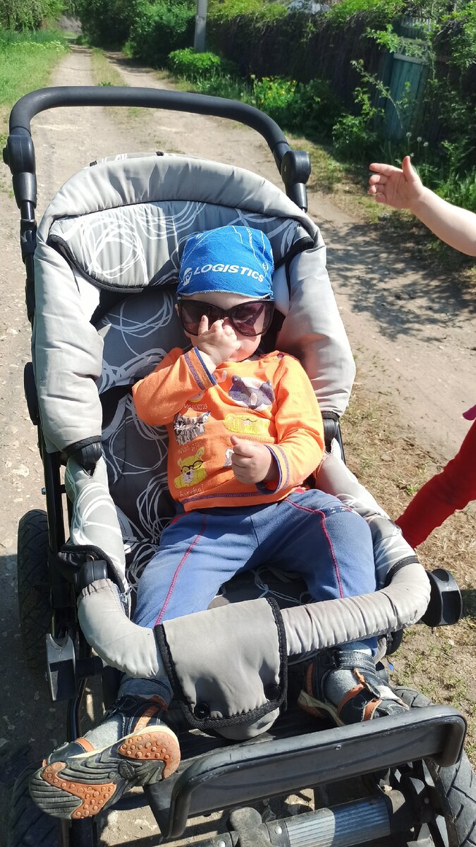 Пардон за внешний вид, это Михаил на дачной прогулке