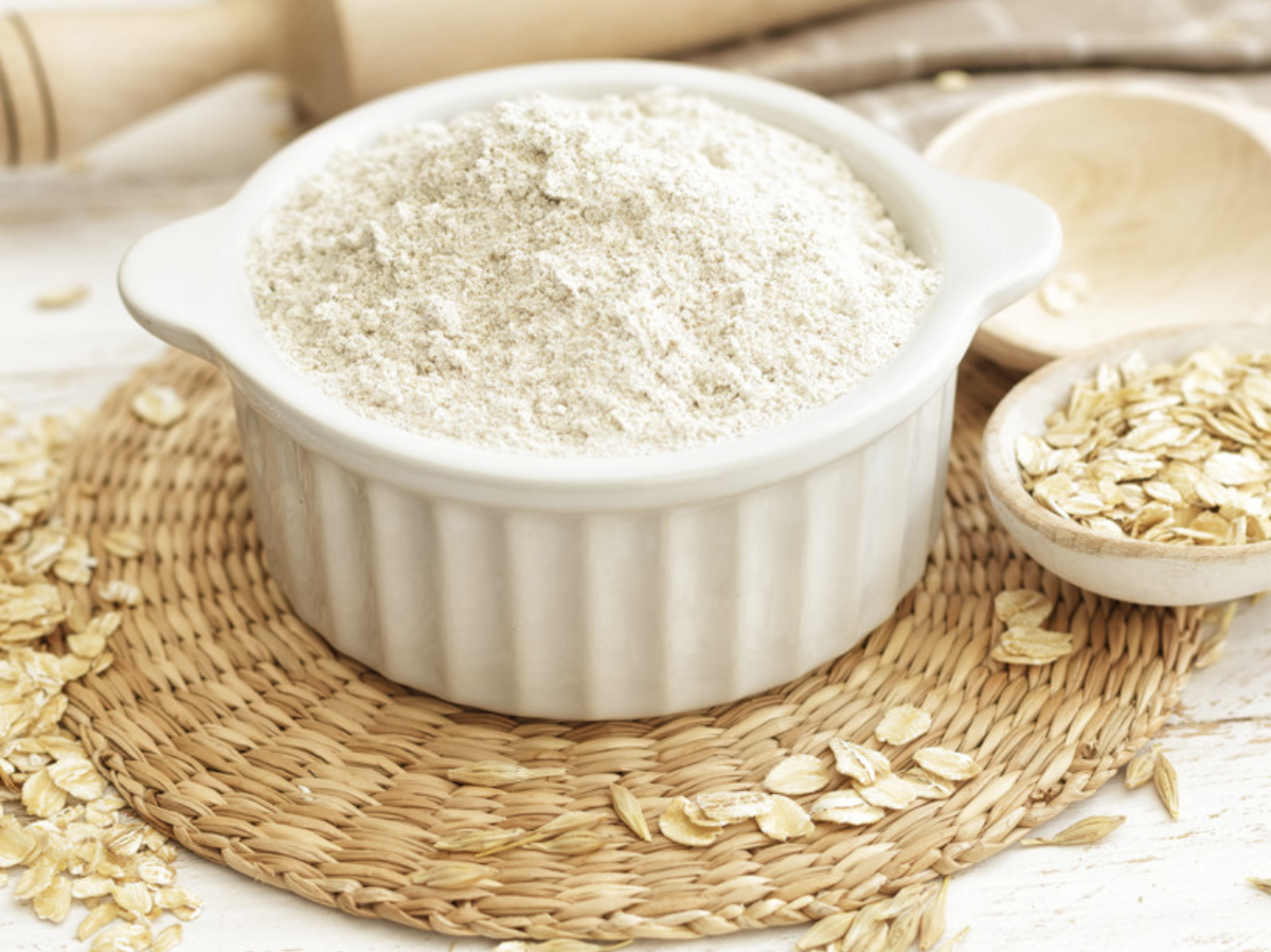 Овсяная мука - обладает уникальными свойствами, способствующими улучшению циркуляции крови, регенерации кожного покрова, и питанию его клеток. Глубоко проникая в эпидермис, овсяная мука отшелушивает мертвые клетки, тем самым очищая кожный покров. 