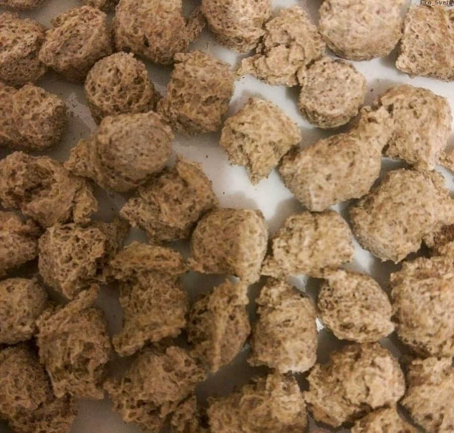 Организм усваивает отруби, но не усваивает клетчатку, которая в них содержится.

Клетчатка – это пищевые волокна. Она содержится в оболочках зерновых и бобовых, а также в овощах и фруктах. Клетчатка не поддается процессу расщепления в кишечнике, но активирует перистальтику кишечного тракта и ферменты, использующиеся в пищеварительном тракте. Благодаря чему она улучшает пищеварение и усвоение питательных веществ, служит профилактикой геморроя и колоректального рака. Организм клетчатку не усваивает. Она как ершик проходит по ЖКТ и благополучно выводится.

Отруби хоть и содержат много клетчатки, но клетчаткой не являются. В них есть белки, жиры и углеводы, которые усваиваются организма. Из отрубей производят клетчатку и продают в виде отдельной добавки