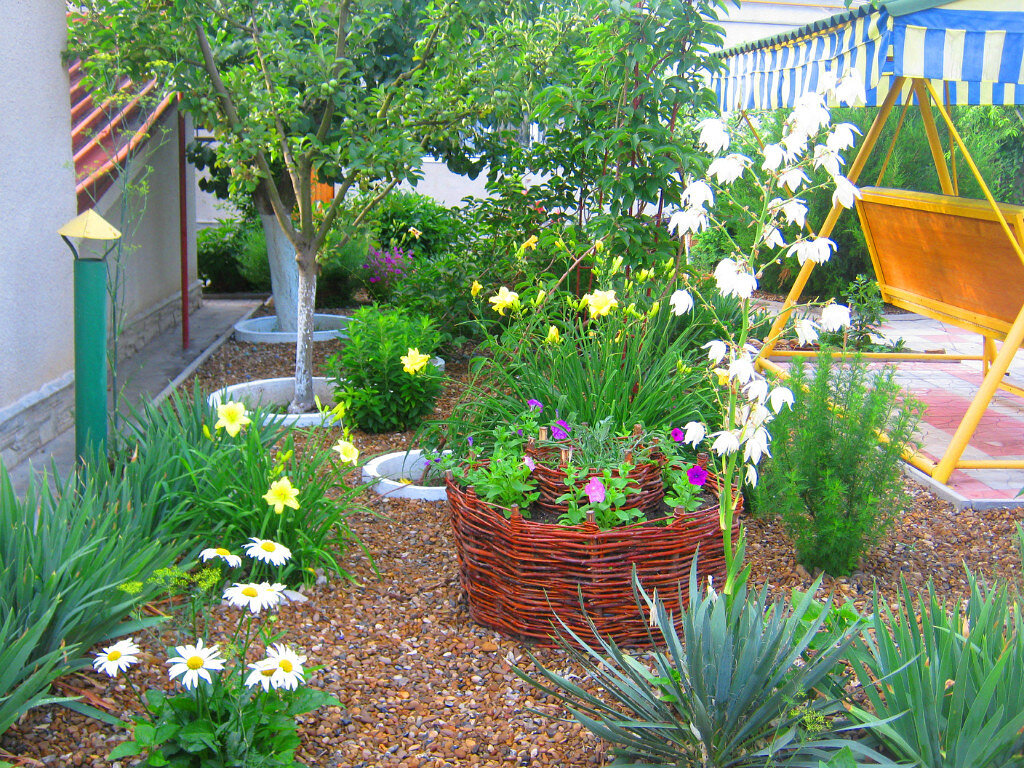 Плетенная клумба для цветов (фото автора)