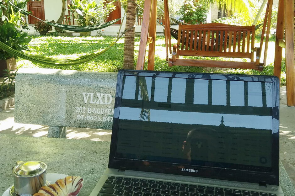 На фото 1 вид с моего первого рабочего места во Вьетнаме, когда ещё жил в гестхаусе. На фото 2 моё рабочее место на крыше дома, который арендовали на длительный срок.