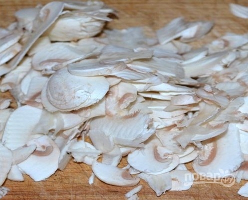
Очистите шампиньоны и нарежьте их очень тонко с помощью терки-мандолины или острым ножом.