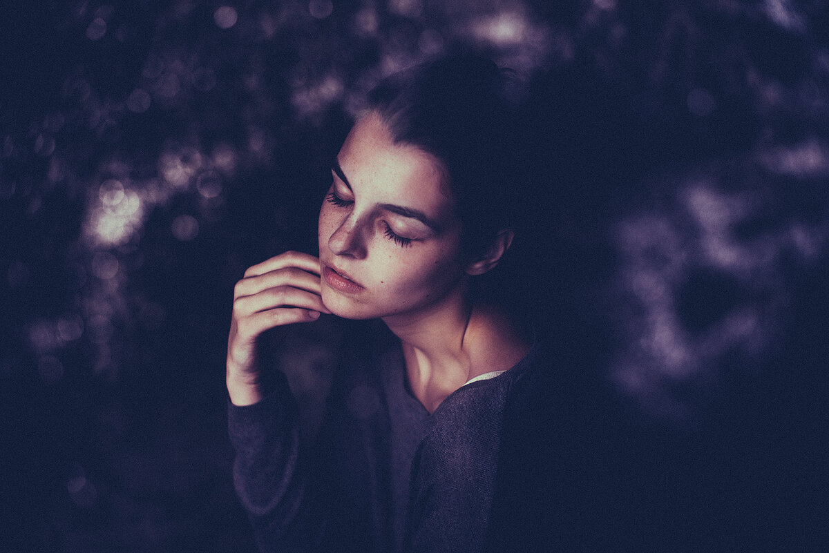 Мужчина обнимает женщину. Сильная женщина. Глаза в глаза друг другу. Девушка закрывает глаза руками. Нежные обнимашки.