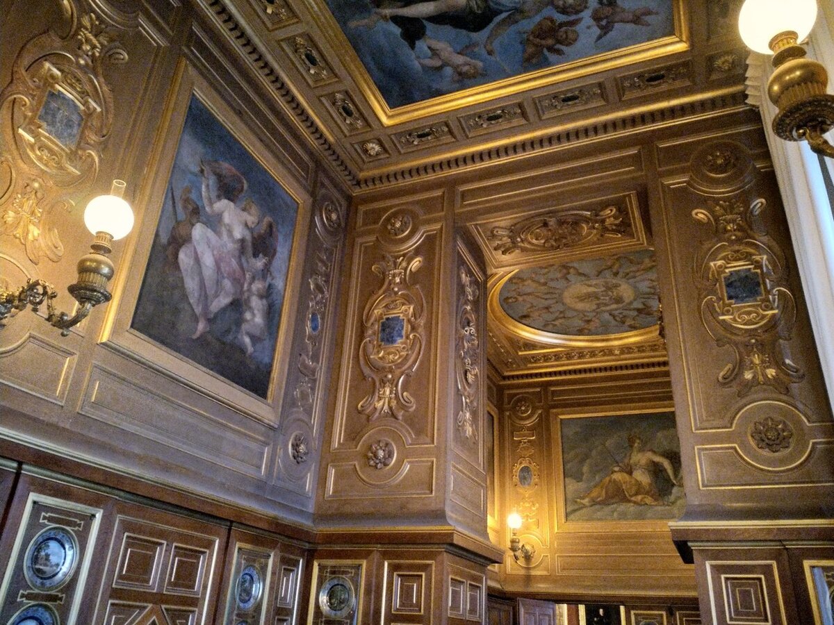 Галерея тарелок Севрской мануфактуры, одно из внутренних помещений новой резиденции, 19 век