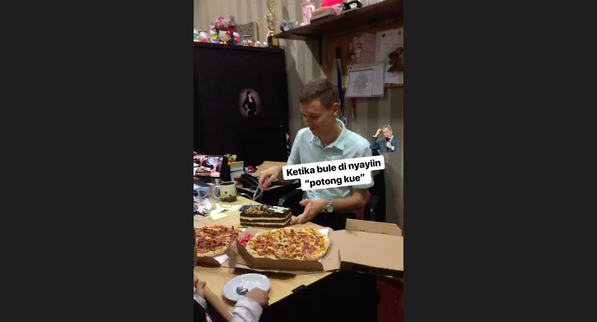 Я заказывал пиццу в качестве угощения. Джакарта. Фото автора.